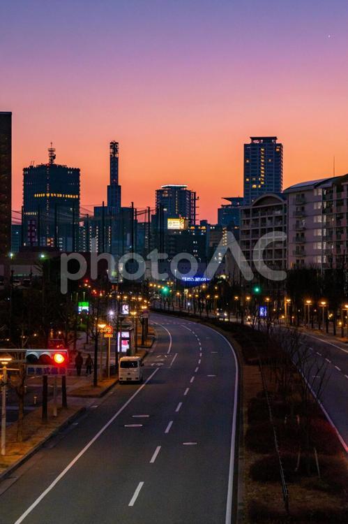 マジックアワーの空と道路風景 都会,都市風景,夜景の写真素材