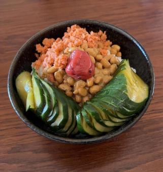 政府備蓄米ご飯に鮭フレークなどの茶碗飯2 政府備蓄米ご飯に鮭フレークなどの茶碗飯2の写真