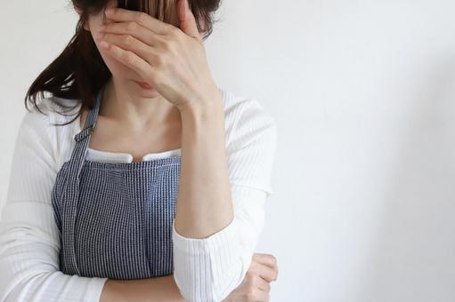 悩みを抱える主婦 悩み,考える,落ち込むの写真素材