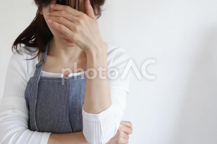 悩みを抱える主婦 悩み,考える,落ち込むの写真素材