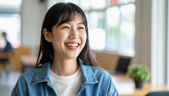 楽し気に働くビジネスウーマンの写真