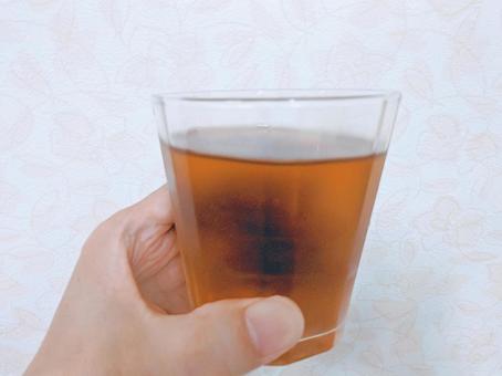 手に持ったグラスの麦茶 手に持ったグラスの麦茶 グラス,コップ,飲料水の写真素材