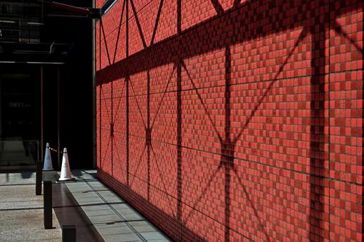 赤く日が照らす壁に落ちる鉄の影 紅,影,ビルの写真素材