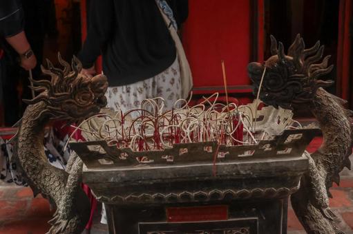 線香 線香,ベトナム,赤の写真素材