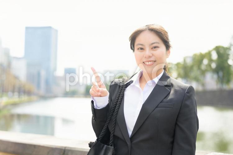 屋外で指をさす女性 日本人,女性,新入社員の写真素材