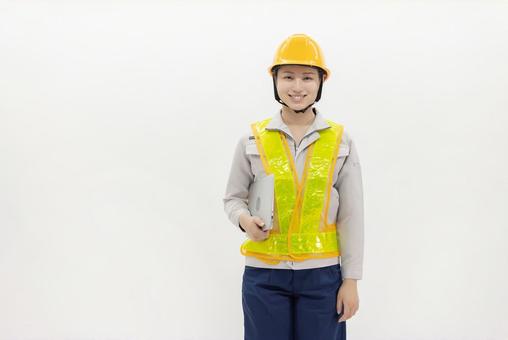 反射ベストを着た作業服の女性 反射ベストを着た作業服の女性 女性,作業員,ノートパソコンの写真素材