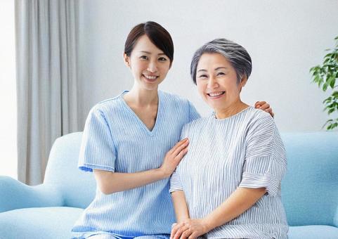 笑顔の介護士と婦人 笑顔の介護士と婦人の写真