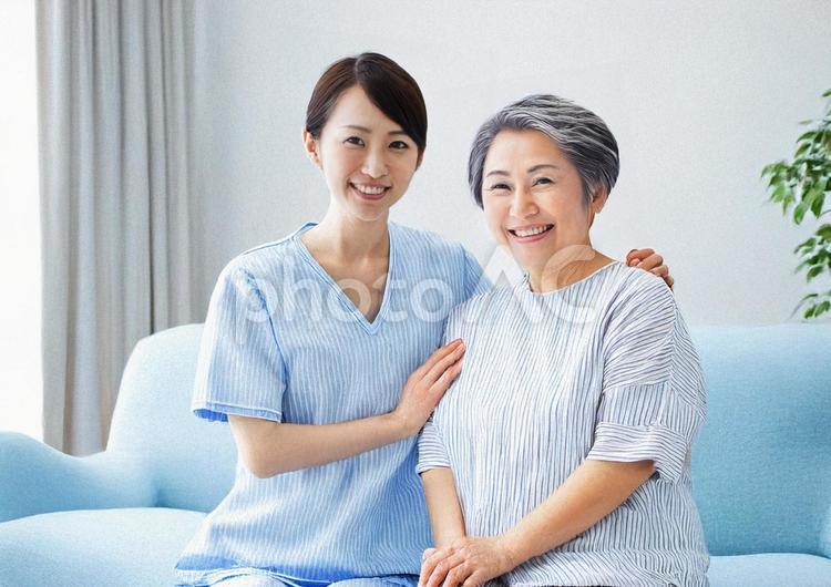 笑顔の介護士と婦人 訪問介護,在宅介護,介護の写真素材