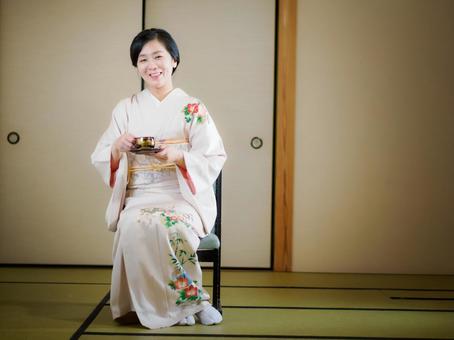33:お茶をいただく着物の女性 33:お茶をいただく着物の女性 着物,おもてなし,コーヒーブレイクの写真素材