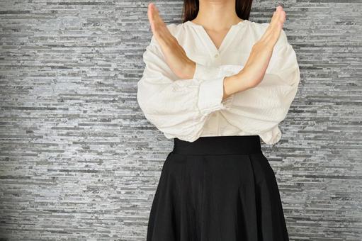 手でバツマークをする女性 バツ,ダメ,禁止の写真素材