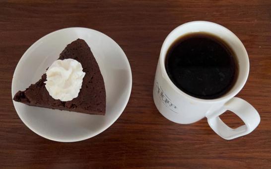 珈琲とガトーショコラにホイップクリーム 珈琲とガトーショコラにホイップクリームの写真