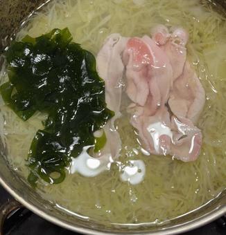 豚肉と生わかめとキャベツのしゃぶしゃぶ鍋 豚肉と生わかめとキャベツのしゃぶしゃぶ鍋の写真
