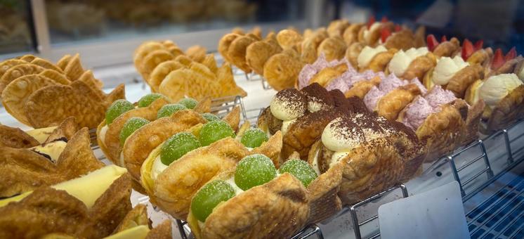 ショーケースに並ぶ果物クリームたい焼き ショーケースに並ぶ果物クリームたい焼き たい焼き,スイーツ,デザートの写真素材