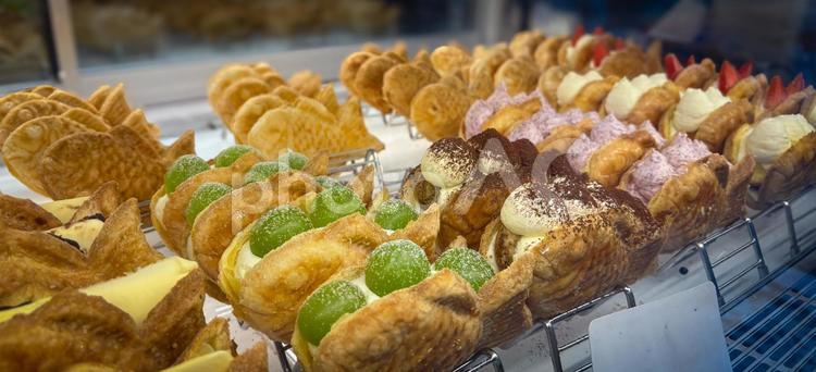ショーケースに並ぶ果物クリームたい焼き たい焼き,スイーツ,デザートの写真素材