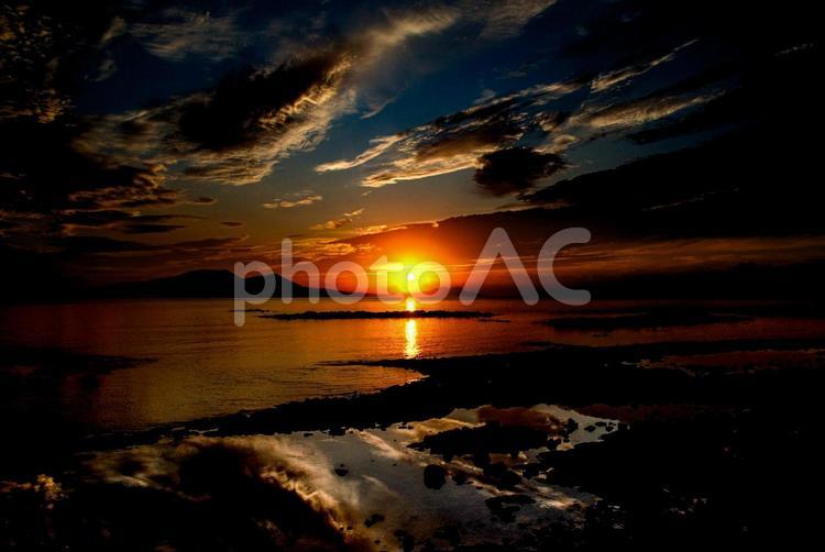 ＜五島の風景＞日の出と海のリフレクション 海,海岸,リフレクションの写真素材