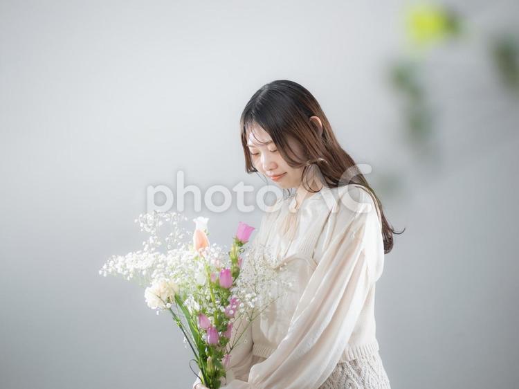 24：花束を持つ女性 女性,女の子,人物の写真素材