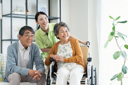 車椅子のシニアの夫婦と介護福祉士 車椅子のシニアの夫婦と介護福祉士 介護,車いす,シニアの写真素材