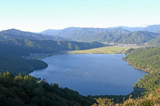 滋賀・長浜市 賤ケ岳から見た余呉湖 滋賀・長浜市 賤ケ岳から見た余呉湖の写真