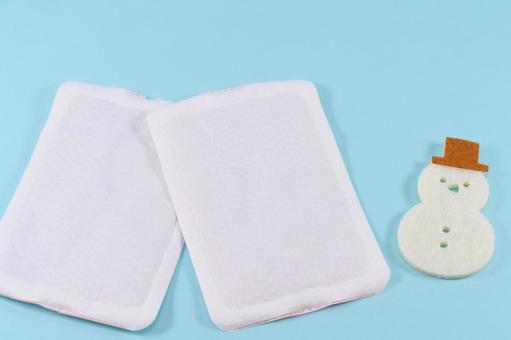 使い捨てカイロと雪だるま 使い捨てカイロ,カイロ,無人の写真素材