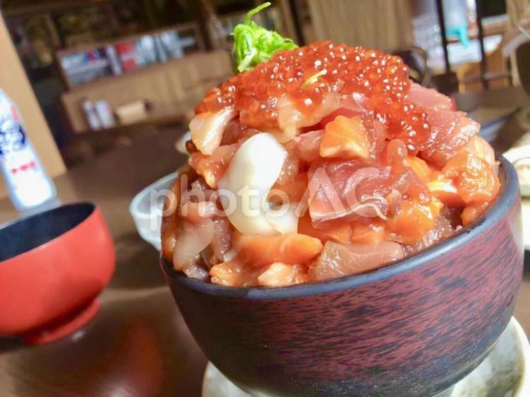 大盛りの海鮮丼 海鮮丼,魚卵,赤色の写真素材