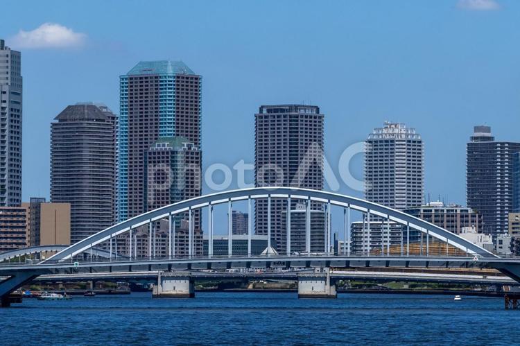 青空と高層ビルを背景にした築地大橋 築地大橋,高層ビル,ビル群の写真素材