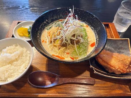 担々麺と唐揚げご飯のボリューム定食 担々麺と唐揚げご飯のボリューム定食の写真