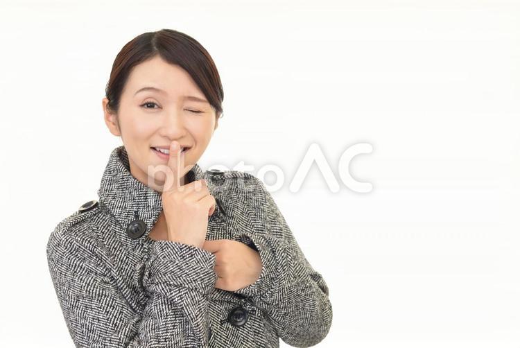 内緒のジェスチャーをする女性 女性,笑顔,主婦の写真素材