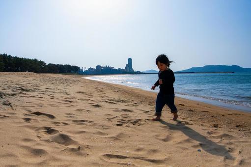 砂浜を歩く子供 砂浜を歩く子供 子供,海岸,秋の写真素材