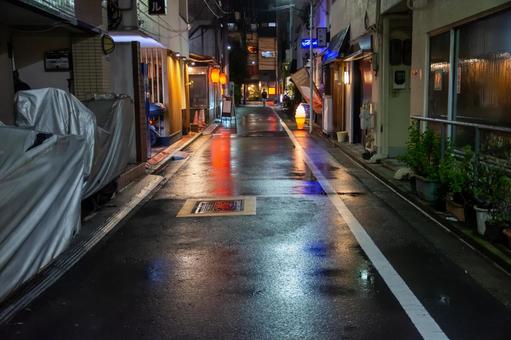 雨の路地裏 雨の路地裏 路地裏,路地,六本木の写真素材