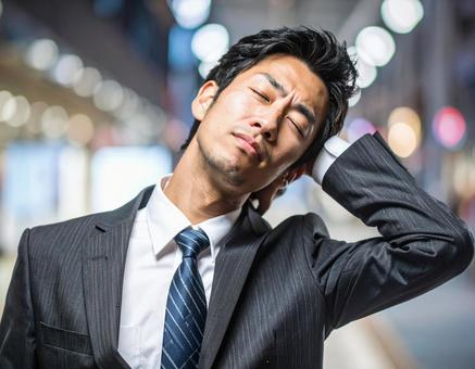 寝違えて首痛に苦しむ男性の写真