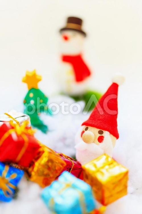 クリスマス26-埋もれるサンタさんとプレゼント- クリスマス,xmas,クリスマスイブの写真素材