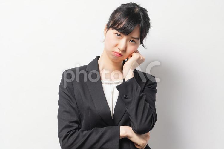問題を抱えて困っている若いビジネスウーマン  困る,悩む,女性の写真素材