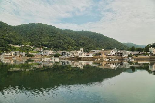 海上から眺めた鞆の浦の港 海上から眺めた鞆の浦の港 鞆の浦,鞆港,シンボルの写真素材