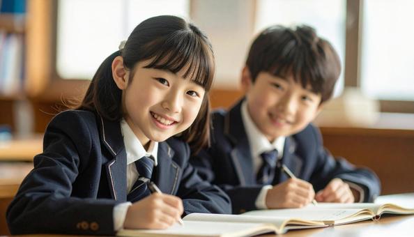 学校の教室で勉強している小学生2人の写真