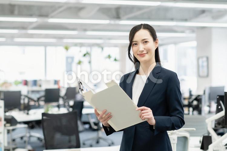 オフィスで仕事をする若いビジネスウーマン ビジネスウーマン,若い,女性の写真素材