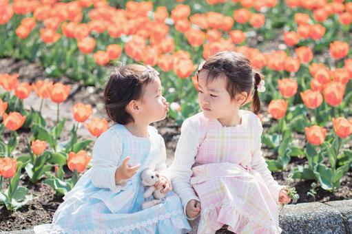 チューリップと姉妹 チューリップと姉妹 チューリップ,春,4月の写真素材