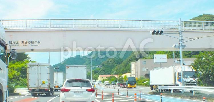 国道一号線　駿河区　丸子　赤目ヶ谷架道橋 トラック,トレーラー,トラックの列の写真素材