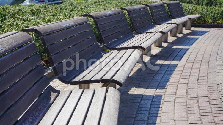 円形に並ぶ公園のベンチ ベンチ,木製,イスの写真素材