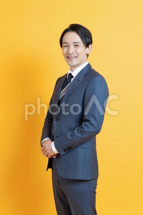 証明写真を撮るビジネスマン（半身） イケメン,ハンサム,プロフィール写真の写真素材