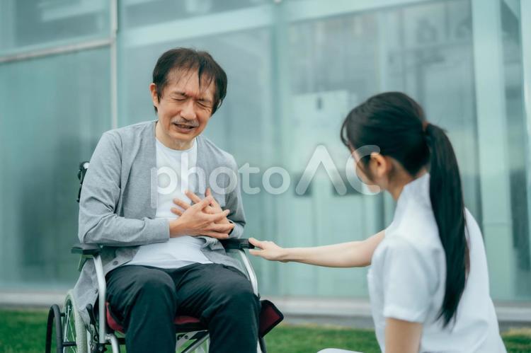 心臓が痛い中高年男性と医療スタッフ 三大疾病,心筋梗塞,心臓の写真素材