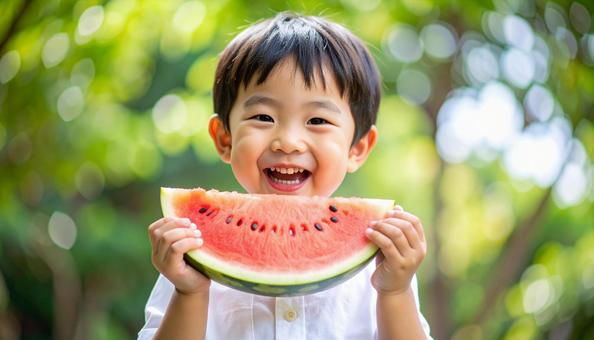 スイカを手に持つ子ども スイカを手に持つ子どもの写真