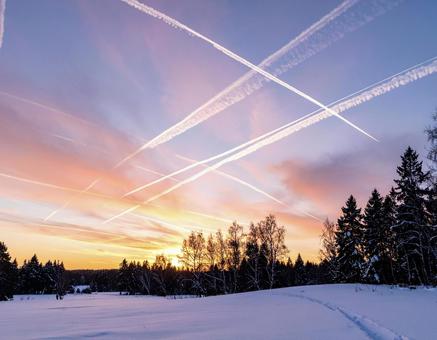 冬の夕空と飛行機雲 ケムトレイルの写真