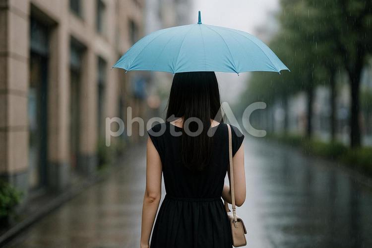 背面から見た雨の日の女性 女性,雨,傘の写真素材