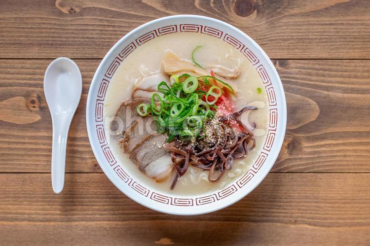 レンゲと豚骨らーめん　 豚骨,ラーメン,真上からの写真素材