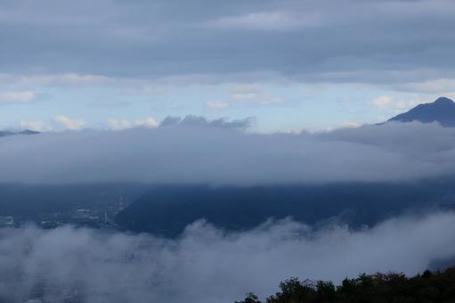 五老ヶ岳公園から見た京都府舞鶴湾の雲海の写真