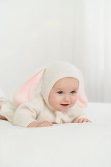 うさぎのコスチュームで腹ばいする赤ちゃん うさぎのコスチュームで腹ばいする赤ちゃん 赤ちゃん,かわいい,うさぎの写真素材