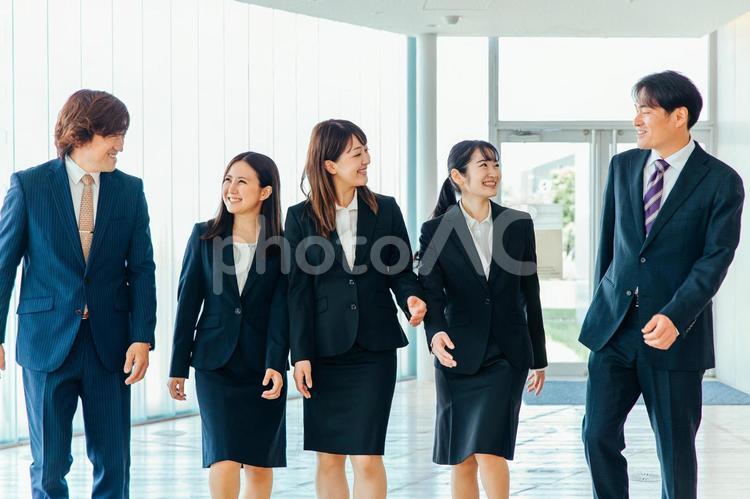 オフィスにいるスーツ姿の会社員（歩く） ビジネス,ビジネスマン,スーツの写真素材