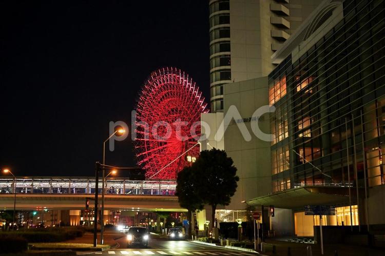 夜の横浜に赤い姿の観覧車横 観覧車,夜,都会の写真素材