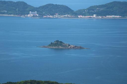 穏やかな海に浮かぶ小島と街並み 自然,風景,海の写真素材