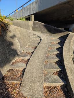 曲がりながら昇る階段 階段,コンクリート,河川敷の写真素材